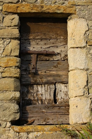Porte en bois de la tour de l'horloge